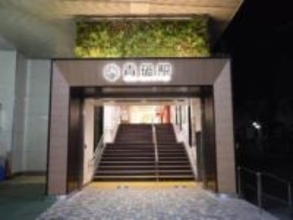 青砥駅で天井材「一部が落下」、ケガ人なしも完全撤去　京成電鉄は謝罪「落下防止措置が十分でなかった」