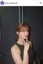 「お腹...」生見愛瑠、大きめパーカーコーデの写真にちょっとドキッ　「ため息出るくらいに可愛い」