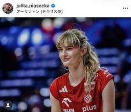 女子バレーNLで話題の美女・ポーランド代表ピアセツカ23歳、タイトな黒ワンピで色気ダダ漏れ　ユニ姿と雰囲気変わって