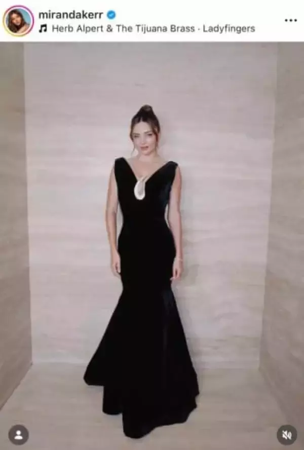 トップモデルのミランダ・カー42歳、超ミニドレスで投げキッス　夫は7歳年下イケメン超大物CEO