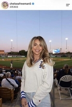 ドジャース・フリーマンの美人妻、白ドレス姿で色気ダダ漏れ...海をバックに　すらり神スタイルのセレブな美貌