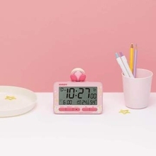 「星のカービィ」本体上部のカービィに触れて操作するデジタル目覚まし時計