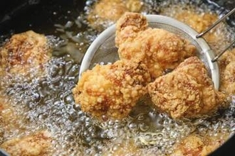 スーパーで買ったフライドチキン、かじると「ほぼ生」　運営会社も現物を確認「マニュアル通りの加熱手順」守られず