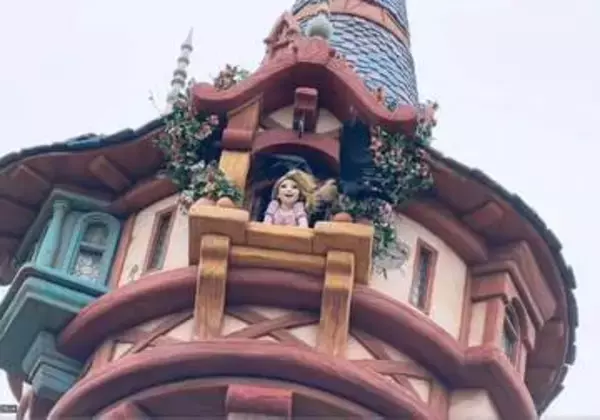 「歌ってる場合じゃない」ラプンツェルにとんだ災難　ディズニーシーで珍事、カラスの目的は