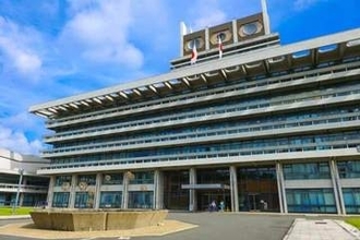 奈良のシカに女性が腰掛け「乗れる乗れる」...動画拡散　県「非常に不適切」、「直接接触はやめて」訴え