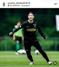 美女サッカー塩越柚歩、キャミ姿で猛暑ディズニー満喫「激カワ」ショット　「全力でびしょ濡れになりました！！」