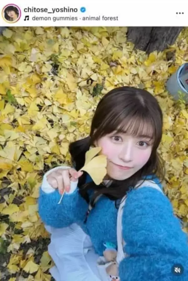 ちとせよしの、ミニ丈×透け感タイツの冬コーデで「激カワ」　イルミネーションをバックに振り向き...キュン