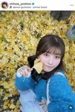 ちとせよしの、ミニ丈×透け感タイツの冬コーデで「激カワ」　イルミネーションをバックに振り向き...キュン