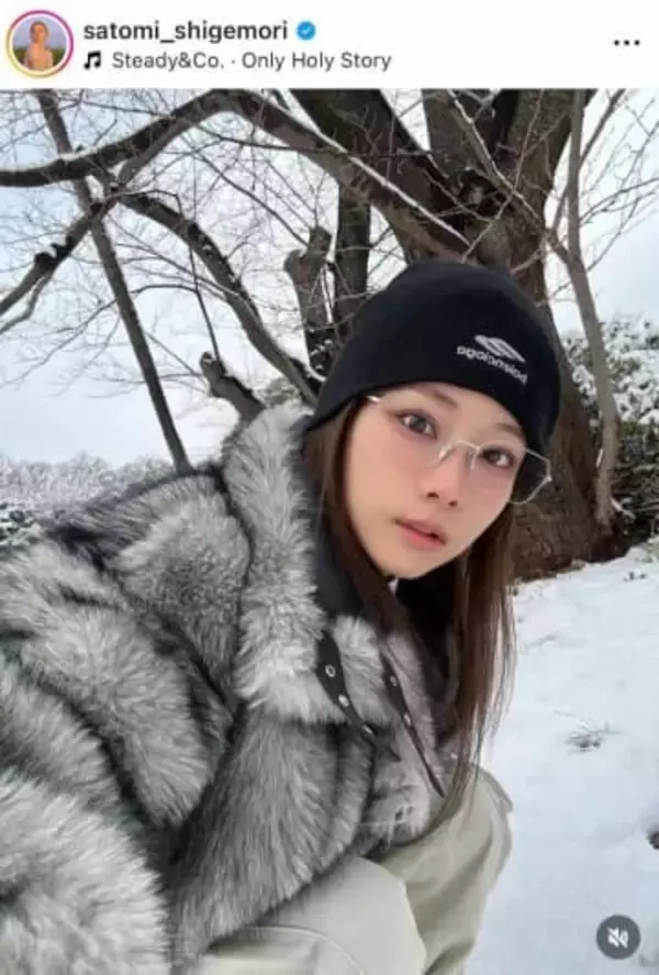 重盛さと美、ヘソ出しコーデで自撮り「激カワ」ショット　「想像を超えて可愛すぎる」「天使だぁー」