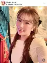 安西ひろこ、ミニスカ×白フリルのブラウス春コーデで...美貌ダダ漏れ　「いつまでも美しい」「本当にいつも綺麗」