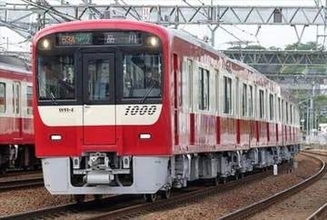 「ドアが逆側に開くなんて...」京急の特急で珍事　それでも平静な乗客に驚く声、トラブルの原因は