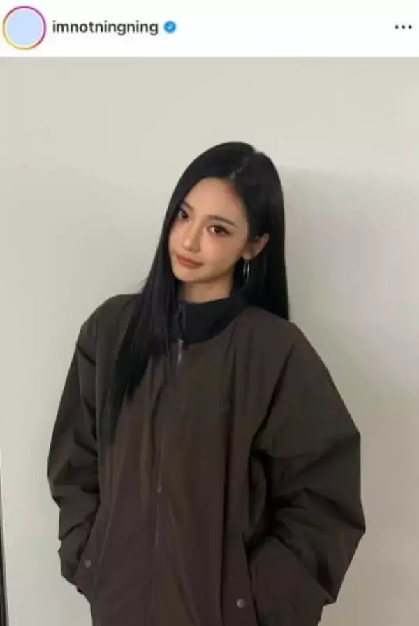 aespa・ニンニン、タンクトップ×デニムのコーデで自撮りショット　神スタイルで色気ダダ漏れ