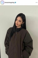 aespa・ニンニン、タンクトップ×デニムのコーデで自撮りショット　神スタイルで色気ダダ漏れ