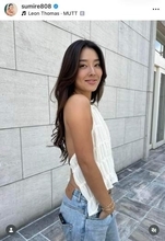 すみれ、へそ出しコーデ＆新ヘアスタイルで雰囲気変わって...美貌にドキっ　「綺麗ですね」「スタイル抜群」