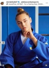 ウクライナ美女柔道・ビロディド、ピンクのミニワンピで異次元の美しさ　柔道着姿と雰囲気変わって