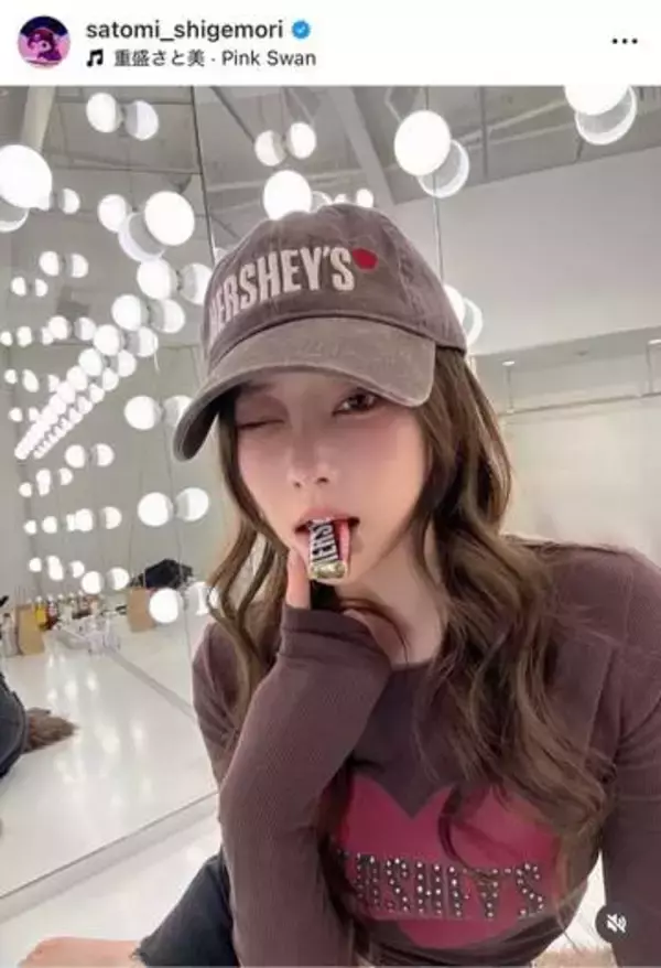 重盛さと美、黒髪ストレート＆メガネ姿で...雰囲気変わって「激カワ」ショット　「メガネ姿に黒髪お似合い」