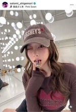 重盛さと美、黒髪ストレート＆メガネ姿で...雰囲気変わって「激カワ」ショット　「メガネ姿に黒髪お似合い」