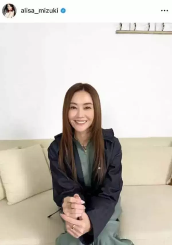 観月ありさ、エレガントな白ワンピで脚組みショット　すらり神スタイルの美貌に「美しすぎます」