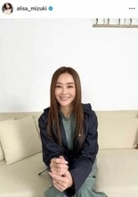 観月ありさ、エレガントな白ワンピで脚組みショット　すらり神スタイルの美貌に「美しすぎます」