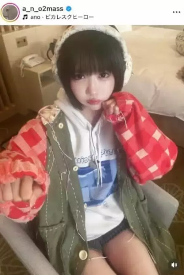 あのちゃん、フリルのミニ丈ワンピで「激カワ」ドキっ　イルミネーションをバックに...片足上げポージング