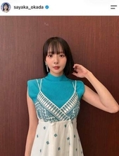 「役満ボディー」岡田紗佳、ミニ丈＆黒ストあわせピンクの新ユニ姿　「スタイル良すぎ」「おかぴー可愛い」