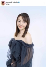 華原朋美、ドキっ...煌びやか黒ドレスで色気ダダ漏れ　クリスマスツリーをバックに穏やかな笑顔