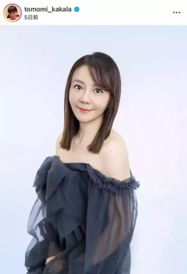 華原朋美、ドキっ...煌びやか黒ドレスで色気ダダ漏れ　クリスマスツリーをバックに穏やかな笑顔