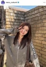 生見愛瑠、肩出しオフショル×スウェットのコーデで...色気にドキっ　「透明感やば」「かわいいの天才」