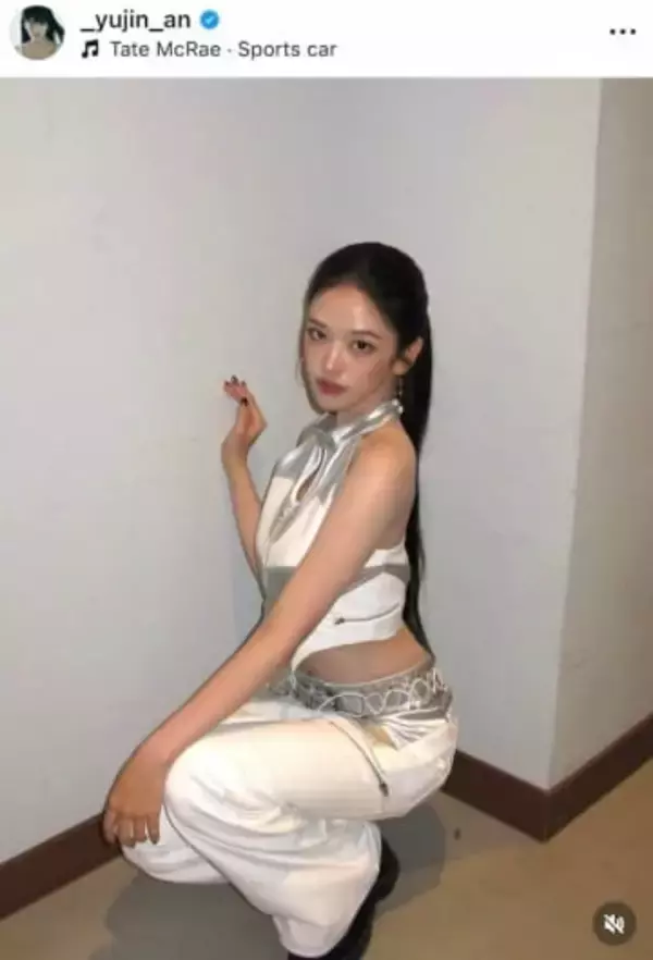 IVE・ユジン、ミニ丈ワンピ×透け感タイツのコーデで「激カワ」　唇に手を添え...色っぽ表情にドキっ