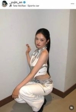 IVE・ユジン、ミニ丈ワンピ×透け感タイツのコーデで「激カワ」　唇に手を添え...色っぽ表情にドキっ