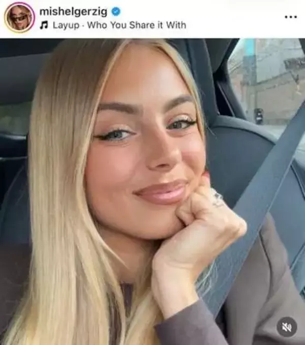 サッカーベルギー代表GKクルトワの美人妻、超ミニ×ベルギー代表ユニ姿で神スタイル炸裂　キスショットも