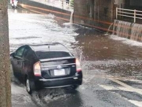 大雨で水没車続出も「エンジンを始動しないで」　JAFが呼びかけた理由とは
