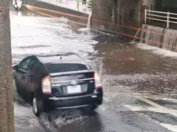 大雨で水没車続出も「エンジンを始動しないで」　JAFが呼びかけた理由とは