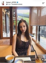 板野友美、ミニスカ制服姿で「高校生に仲間入りしちゃった」かわいさ限界突破　「なんで歳取らないの」