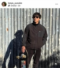 伊勢谷友介49歳、かっこよすぎ激変パーマのヘアスタイル×サングラスで　口元にはピアスがキラリ