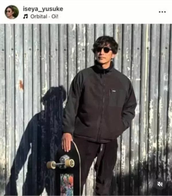 伊勢谷友介49歳、かっこよすぎ激変パーマのヘアスタイル×サングラスで　口元にはピアスがキラリ