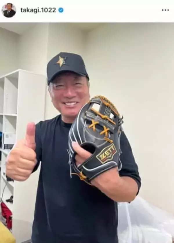 高木豊67歳、モデル美人妻とラブラブ夫婦2ショ...イルミネーションをバックに　「相変わらず素敵なカップル」