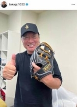 高木豊67歳、モデル美人妻とラブラブ夫婦2ショ...イルミネーションをバックに　「相変わらず素敵なカップル」