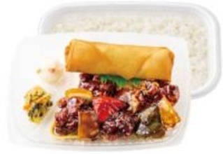 「ほっともっと」の「中華フェア」第2弾　酸味と甘味とコクの「黒酢酢豚＆春巻弁当」