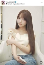 三上悠亜、肩出し純白ワンピあわせ...髪かきあげポージング　「可愛すぎる」「すっごく綺麗」「美しさが神」