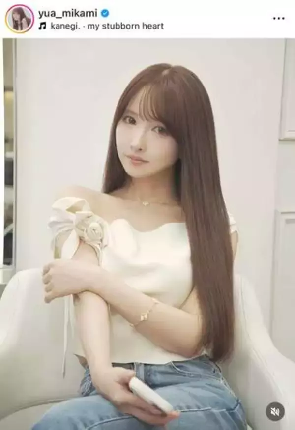 三上悠亜、肩出し純白ワンピあわせ...髪かきあげポージング　「可愛すぎる」「すっごく綺麗」「美しさが神」