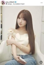 三上悠亜、肩出し純白ワンピあわせ...髪かきあげポージング　「可愛すぎる」「すっごく綺麗」「美しさが神」