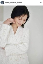 広末涼子、透け感トップスのコーデで...海をバックに美貌ダダ漏れ　「女神」「綺麗すぎる」「元気そうで安心」