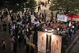 「「戦争に加担したくない」「異常さを感じる」高市政権に新宿駅前でも抗議デモ　平和や反戦を求め」の画像1