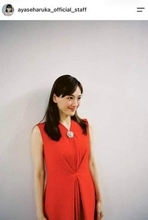 綾瀬はるか、肩出しブラックドレスで美しすぎる...国宝級の美貌にどよめき　「めっちゃ美しい」「魅力的すぎる」