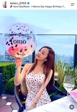 板野友美、ミニスカ×ルーズソックスで平成ギャルコーデ...かわいさ限界突破　「違和感ない」「永遠のアイドル」