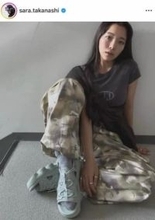 高梨沙羅、サングラス×ウェア姿で...車のトランクに座ってクールに　「めちゃくちゃカッコいい！」