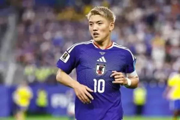 「メンツが豪華すぎる」「スーパースター揃い」...サッカー日本代表・堂安律、国民的スターたちと超豪華3ショット