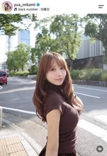 三上悠亜、デニムのミニスカあわせた秋コーデにドキっ　「オシャレで素敵」「可愛いくて美し過ぎるよ～」