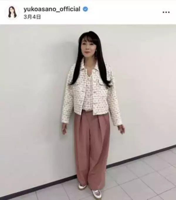 浅野ゆう子65歳、鮮やかブルーのセットアップで...変わらぬ美貌　「相変わらずお綺麗」「いつ見ても美しすぎ」